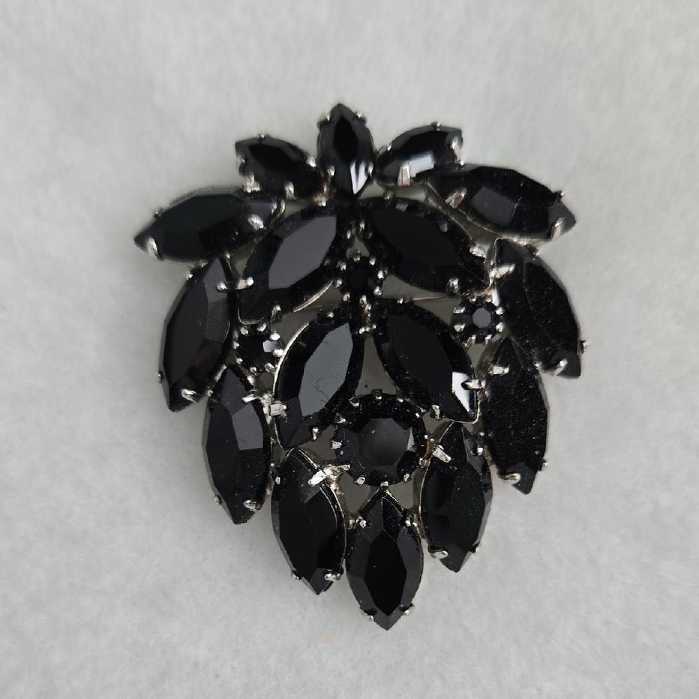 Elegant Black Leaf Brooch